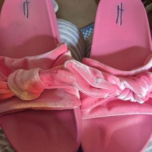 Sandals with adorable bows!! Size 9